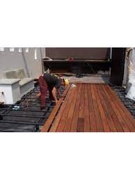 Puerta de madera restaurada